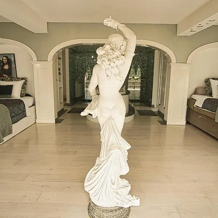 Boutique De Zuilen הילחום